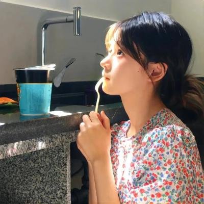 与一位女士合影